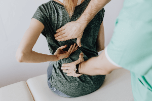 Mejor postura para dormir si padeces dolor espada